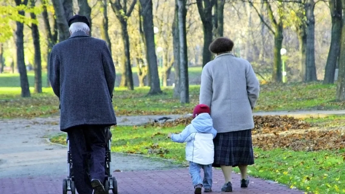 Suecia Implementa Permiso Retribuido para Abuelos Cuidadores de Nietos 